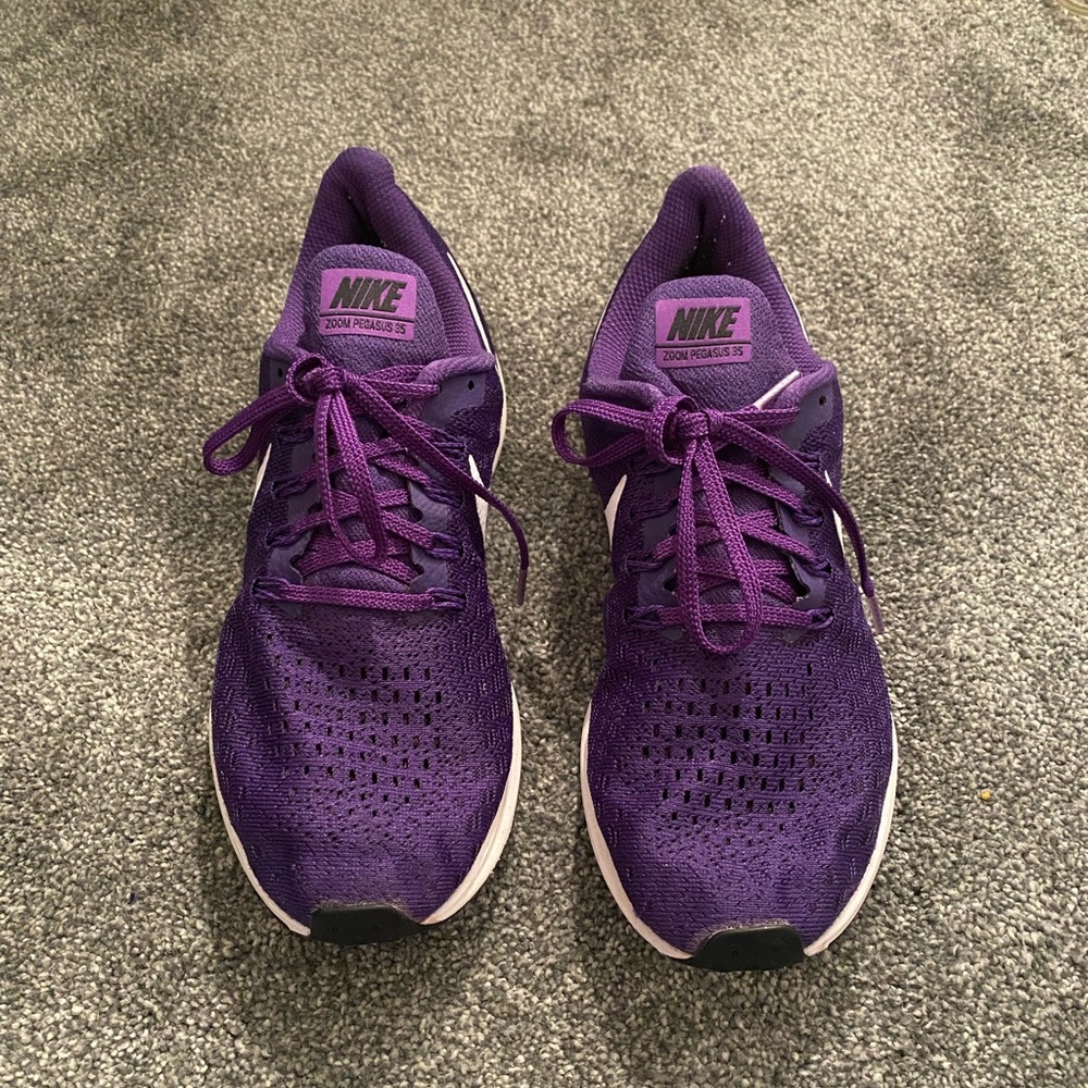 Nike purple women’s runners/ tennis shoes